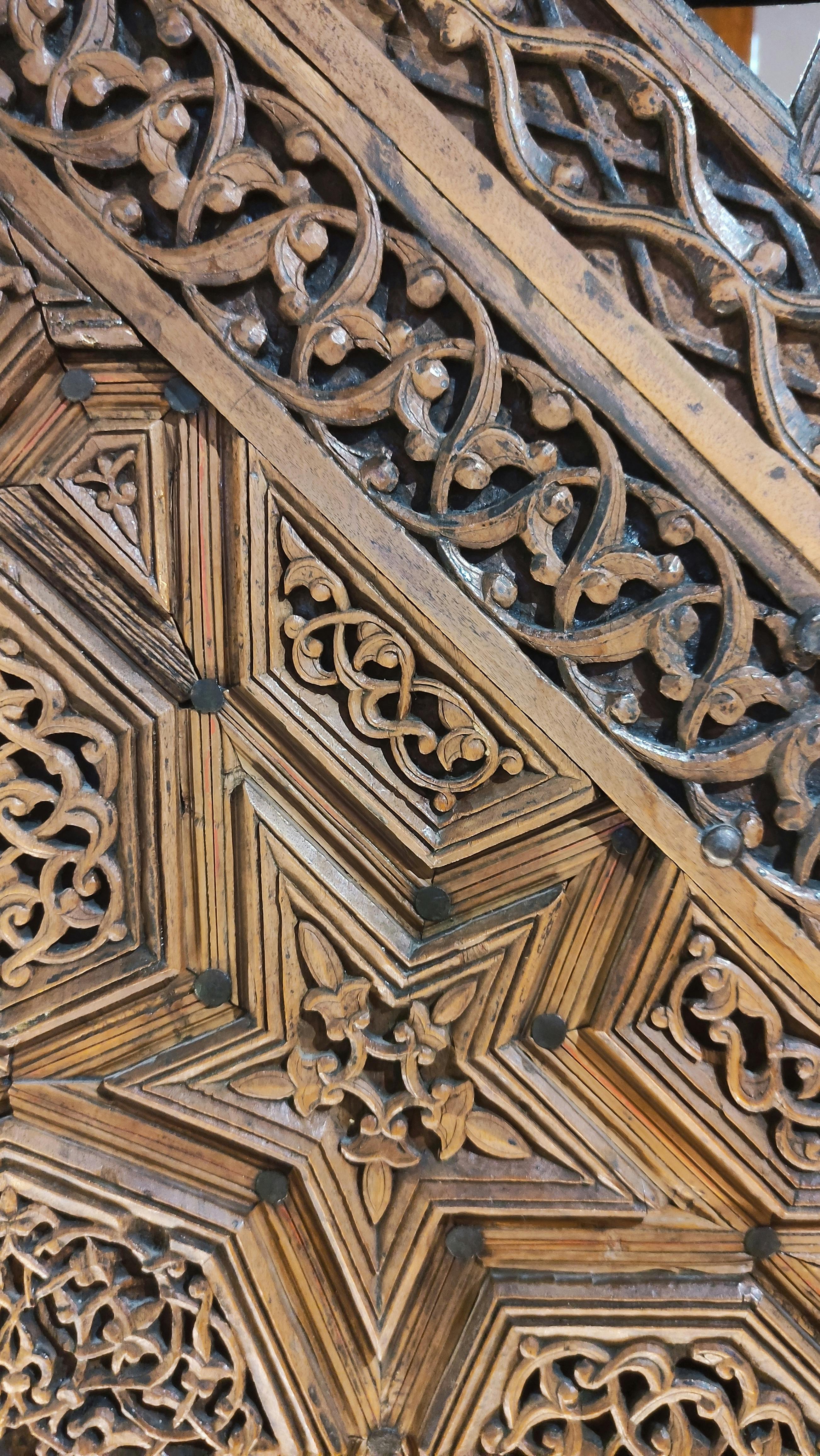 Arabic geometric screen panel carved in wood by Einsign UAE